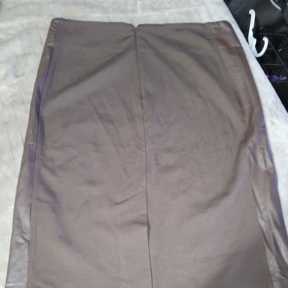 Pencil skirt with faux leather strips on sides - Picture 4 of 4